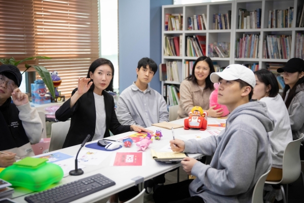 회의를 주재하는 우지희 대표