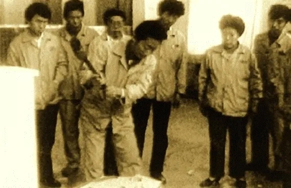 1985년 4월 칭다오 냉장고 공장에서의 냉장고 파괴