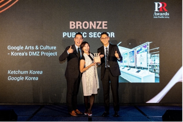 케첨 코리아 신정수 상무(맨 왼쪽)와 김준경 대표(맨 오른쪽)가 PR Awards Asia-Pacific 2024에서 Public Sector와 CSR 두 개 부문 동상을 수상하고 있다.