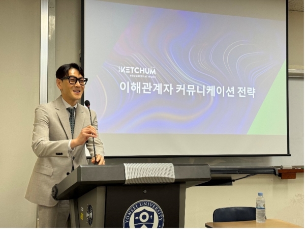 케첨 코리아 김준경 대표가 연세대학교 언론홍보영상학부 PR 개론 수업에서 강의를 진행하고 있다