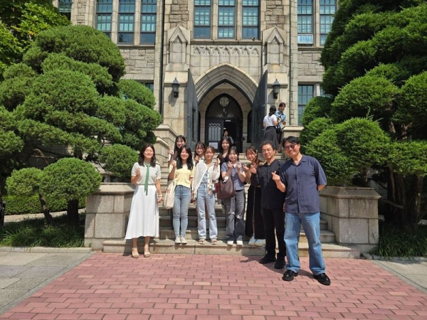 방문 학생들 단체사진