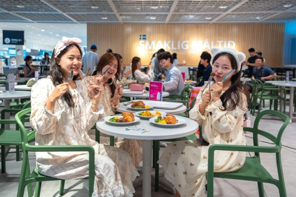 무료조식을 즐기는 이케아 동부산점 참가자들 / 출처 이케아