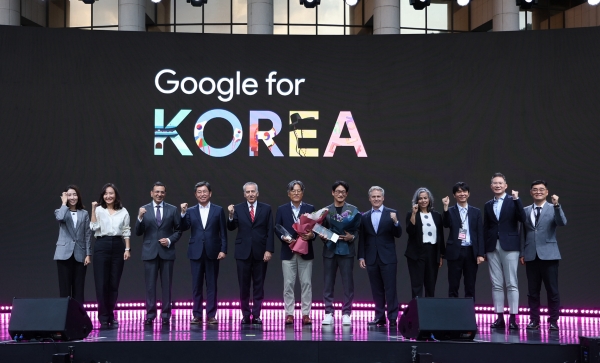 구글 포 코리아에서 SM 엔터테인먼트 장철혁 CEO와 삼성전자 김정현 부사장의 20주년 기념 파트너 감사패 수여식 이후 구글 관계자와 단체사진 촬영