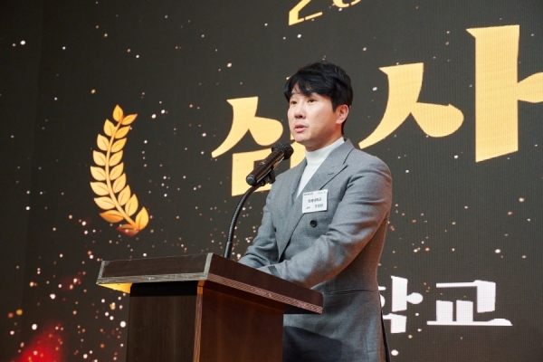 심사위원장 조창환 연세대학교 교수