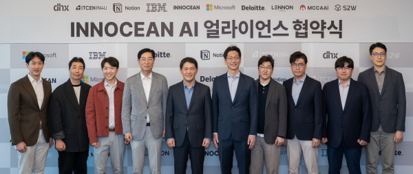 디에이치엑스 김성우 대표, 아이티센인포유 이종복 대표, 노션 안세진 파트너십리드, 한국아이비엠 김정호 전무, 이노션 이용우 대표, 한국마이크로소프트 강환빈 부문장, 딜로이트 컨설팅 코리아 정찬욱 전무, 스튜디오레논 장호석 대표, 맥케이 최재호 대표, 에스투더블유 서상덕 대표 (왼쪽부터)