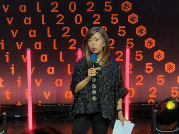 D&AD 어워즈 2025 시상식장에서 인사이트와 트렌드를 발표하는 조이 데이비드 티엠포
